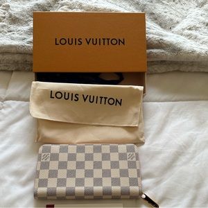 Louis Vuitton Damier Azur 2022 Zippy Wallet! Excellent condition❤️